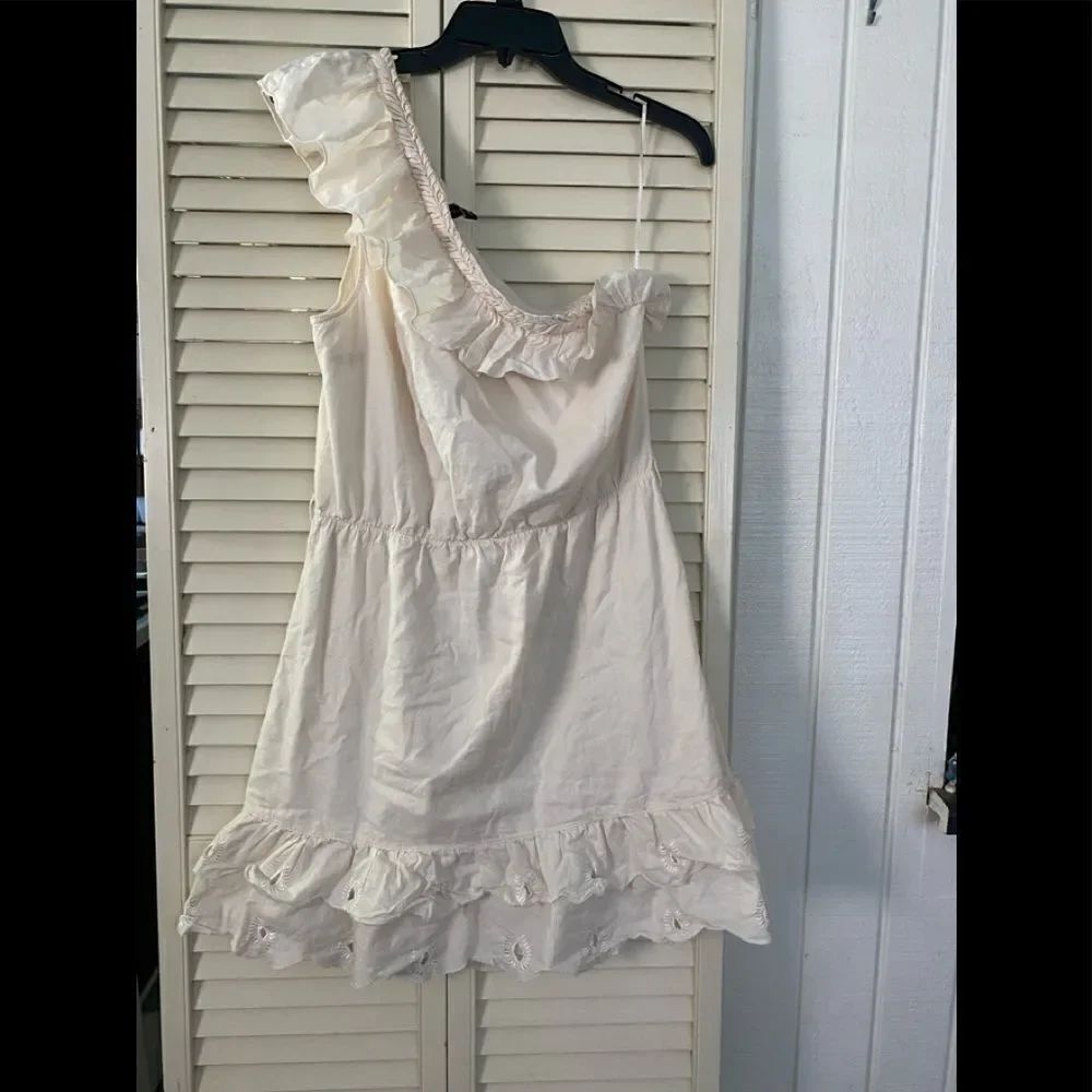 Beige Greek Godess shoulder dress